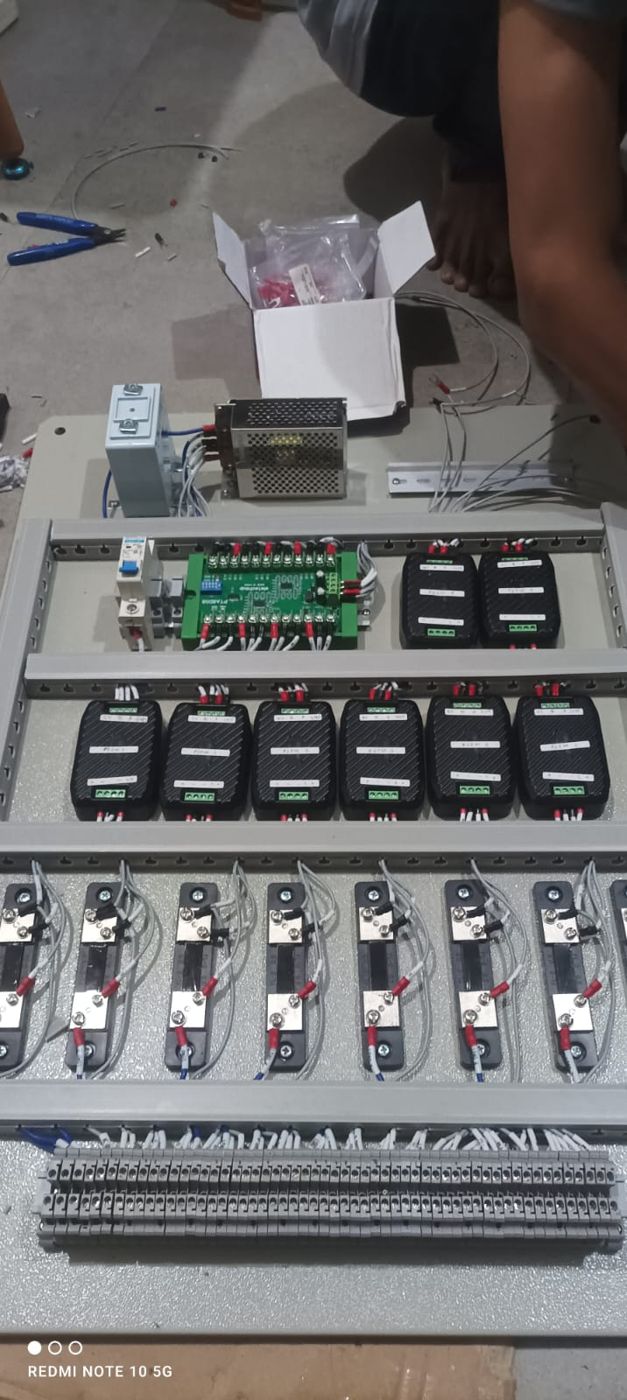 Panel assembly with DC measurement modules and shunts