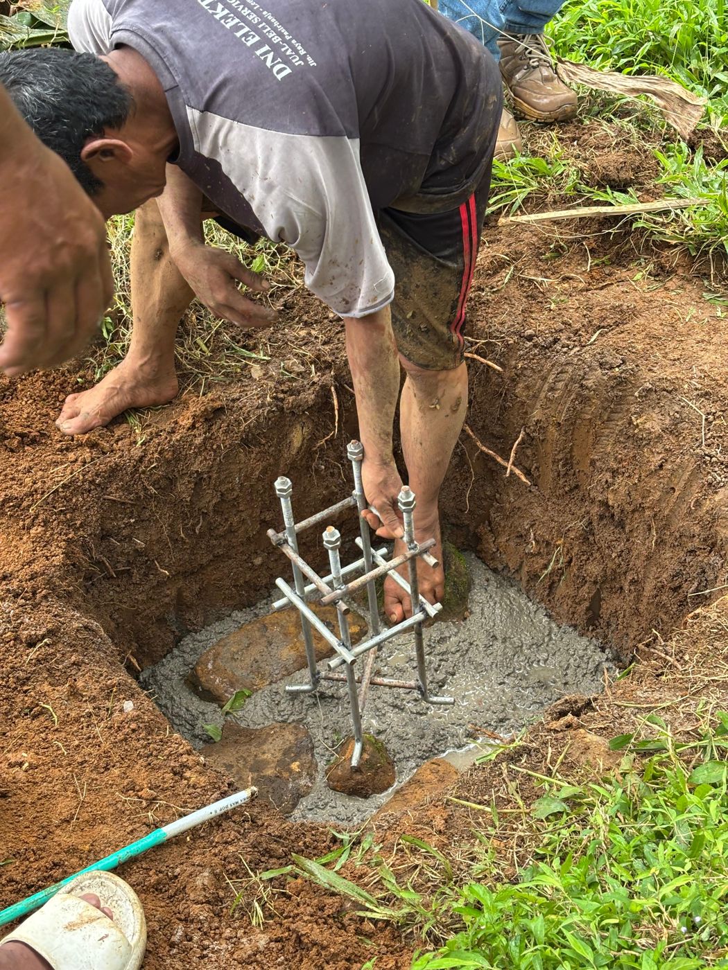 Setting the anchor bolt cage in concrete